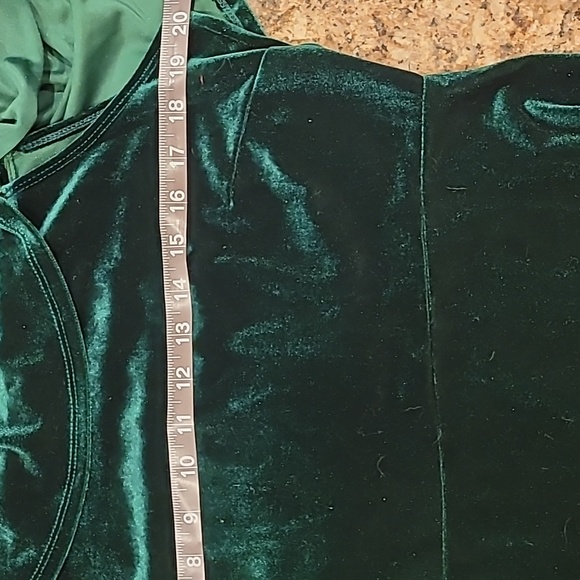 Emerald green  off the shoulder velvet dress - Picture 4 of 7